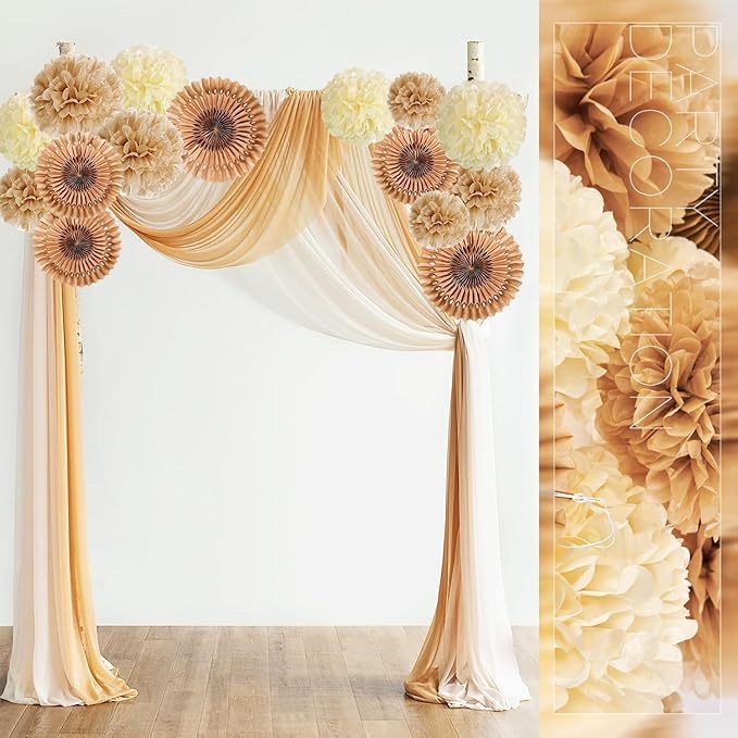 Doplnky pre svadobné prostredie - papierové kvety v guľách, papierové visacie ozdoby, bohémske lustre, stuhy