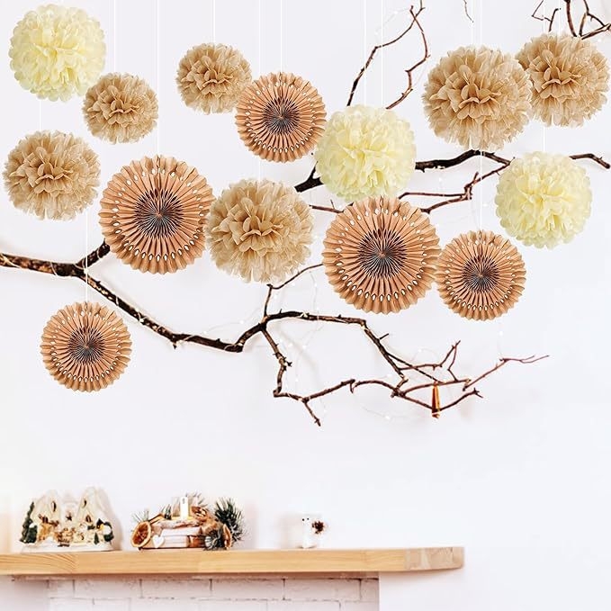 Doplnky pre svadobné prostredie - papierové kvety v guľách, papierové visacie ozdoby, bohémske lustre, stuhy