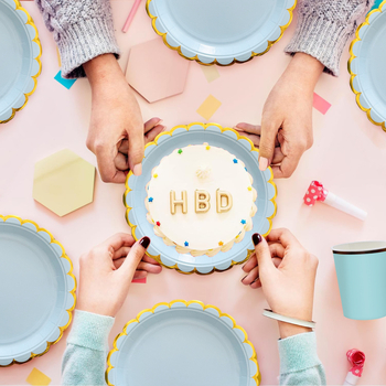 Set de veselă de petrecere din hârtie, de unică folosință: farfurii, șervete, paie și pahare; Material: hârtie; Stil: simplu și versatil; Potrivit pentru ziua de naștere; Accesorii pentru amenajarea spațiului evenimentului