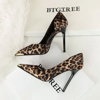 Női magassarkú cipő – leopard mintás, hegyes orrú, satin felsőrész, slip-on, rendkívül magas sarkú (>8 cm)