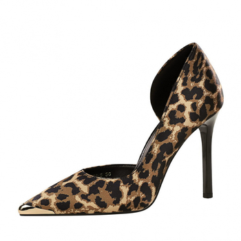 Női magassarkú cipő – leopard mintás, hegyes orrú, satin felsőrész, slip-on, rendkívül magas sarkú (>8 cm)
