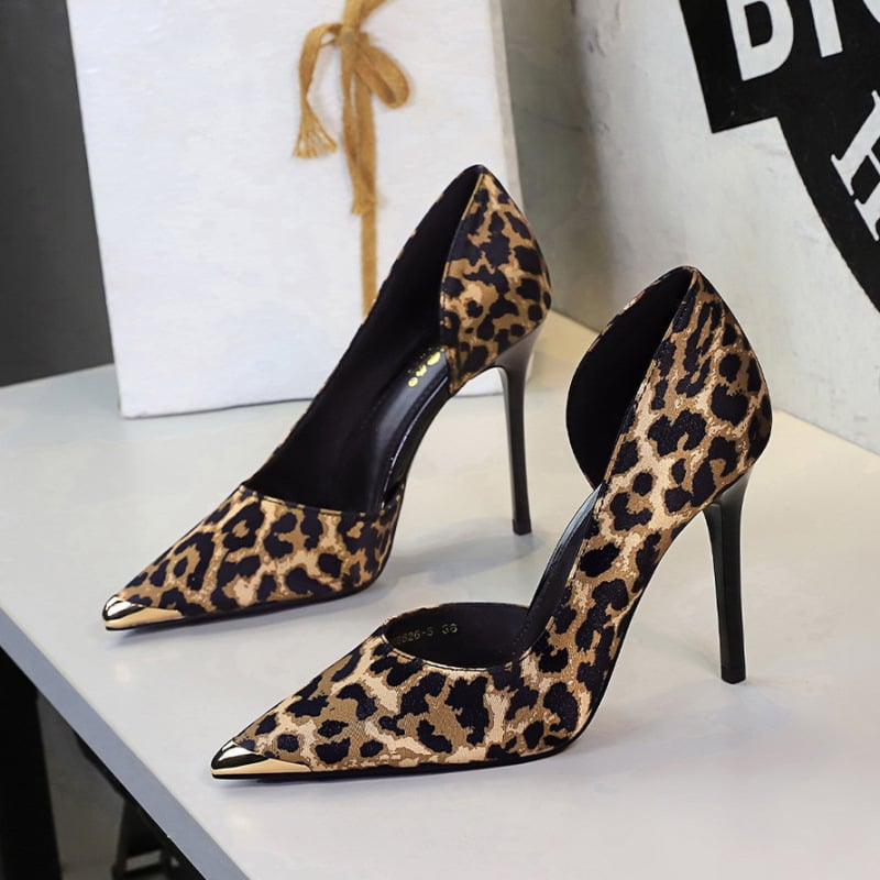 Női magassarkú cipő – leopard mintás, hegyes orrú, satin felsőrész, slip-on, rendkívül magas sarkú (>8 cm)