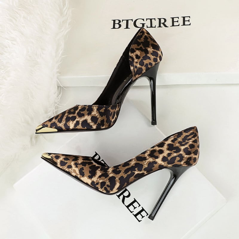 Női magassarkú cipő – leopard mintás, hegyes orrú, satin felsőrész, slip-on, rendkívül magas sarkú (>8 cm)