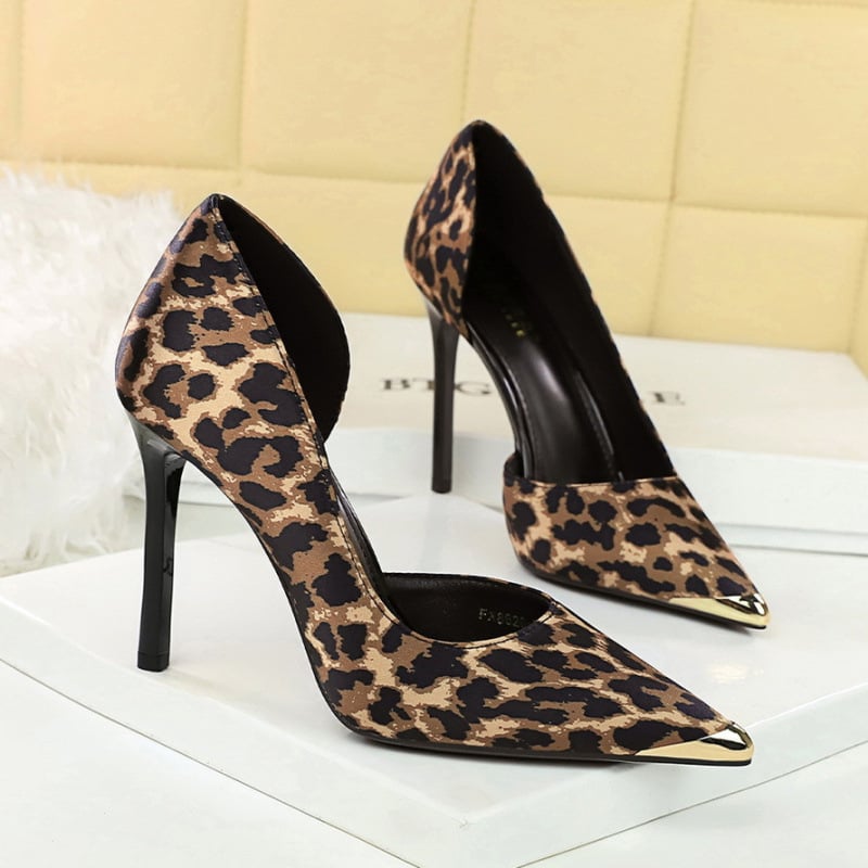 Női magassarkú cipő – leopard mintás, hegyes orrú, satin felsőrész, slip-on, rendkívül magas sarkú (>8 cm)