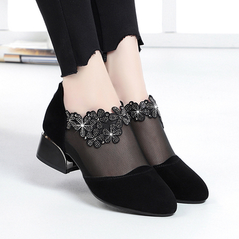 Moteriški tinkliniai perforuoti auliniai bateliai su vidutinio aukščio kulnu, užtrauktukas nugaroje, gumos padas