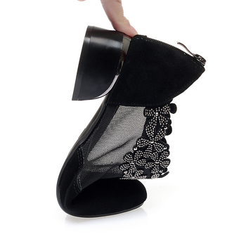 Moteriški tinkliniai perforuoti auliniai bateliai su vidutinio aukščio kulnu, užtrauktukas nugaroje, gumos padas