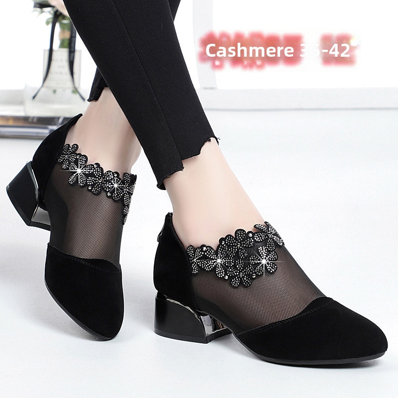 Moteriški tinkliniai perforuoti auliniai bateliai su vidutinio aukščio kulnu, užtrauktukas nugaroje, gumos padas