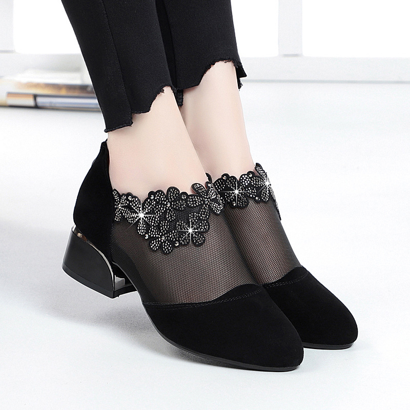 Moteriški tinkliniai perforuoti auliniai bateliai su vidutinio aukščio kulnu, užtrauktukas nugaroje, gumos padas