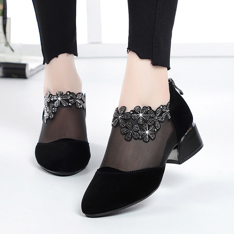 Moteriški tinkliniai perforuoti auliniai bateliai su vidutinio aukščio kulnu, užtrauktukas nugaroje, gumos padas