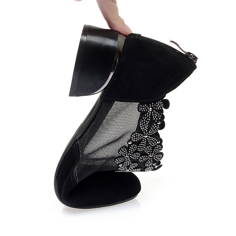 Moteriški tinkliniai perforuoti auliniai bateliai su vidutinio aukščio kulnu, užtrauktukas nugaroje, gumos padas