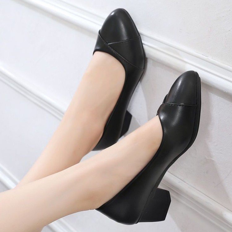 PU bőr felsőrészű női cipő, hegyes orrú, 3–5 cm-es középmagas sarok, slip-on, gumitalp