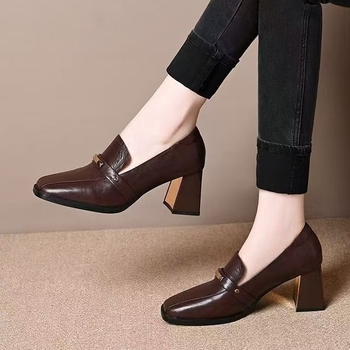 Női Brogue cipő, négyszögletes orral, PU felső rész, alacsony sarok, slip-on, gumírozott talp