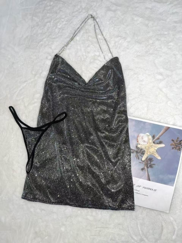 Dviejų dalių apatinio trikotažo komplektas su atvira nugara, deimantų grandine ir kryžminiais dirželiais, V-kaklo iškirptė, be rankovių