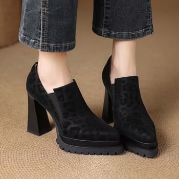 Női magas sarkú cipő, hegyes orr, 6–8 cm vastag sarok, felsőrész syntetikus bőr, gumírozott talp, Slip-On