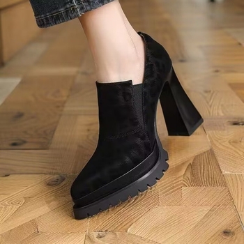 Női magas sarkú cipő, hegyes orr, 6–8 cm vastag sarok, felsőrész syntetikus bőr, gumírozott talp, Slip-On