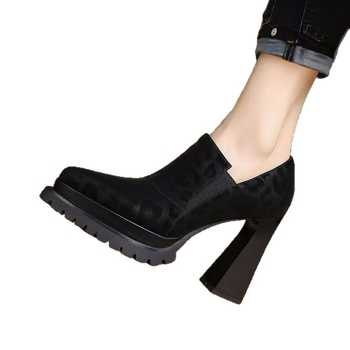 Női magas sarkú cipő, hegyes orr, 6–8 cm vastag sarok, felsőrész syntetikus bőr, gumírozott talp, Slip-On