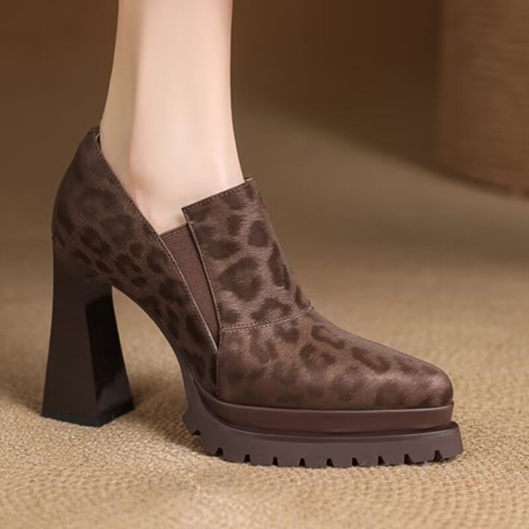 Női magas sarkú cipő, hegyes orr, 6–8 cm vastag sarok, felsőrész syntetikus bőr, gumírozott talp, Slip-On