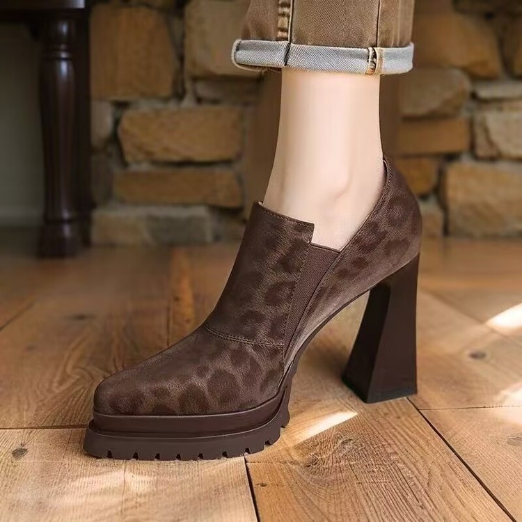 Női magas sarkú cipő, hegyes orr, 6–8 cm vastag sarok, felsőrész syntetikus bőr, gumírozott talp, Slip-On