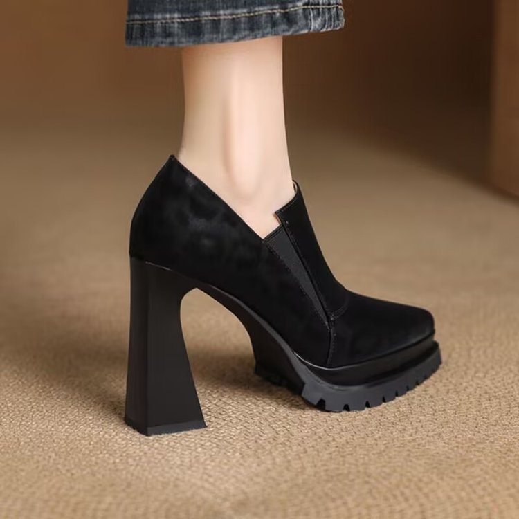 Női magas sarkú cipő, hegyes orr, 6–8 cm vastag sarok, felsőrész syntetikus bőr, gumírozott talp, Slip-On
