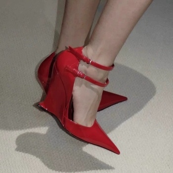 Patentiniai odiniai sandalai su smailiu nosimi ir tuščiaviduriu dizainu – 2024 m. pavasaris