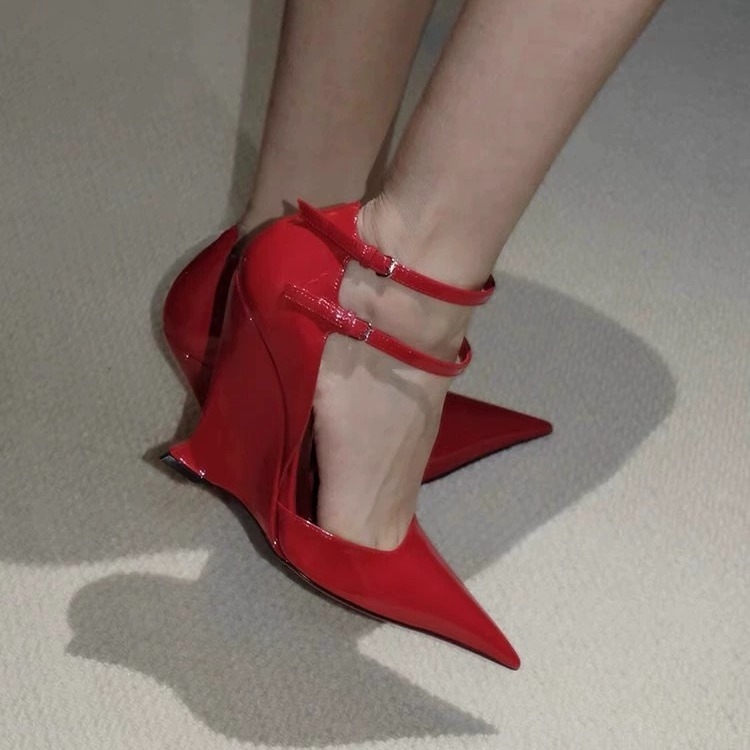 Patentiniai odiniai sandalai su smailiu nosimi ir tuščiaviduriu dizainu – 2024 m. pavasaris