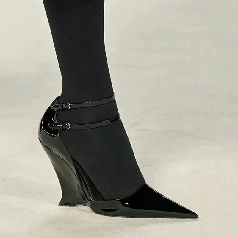 Patentiniai odiniai sandalai su smailiu nosimi ir tuščiaviduriu dizainu – 2024 m. pavasaris