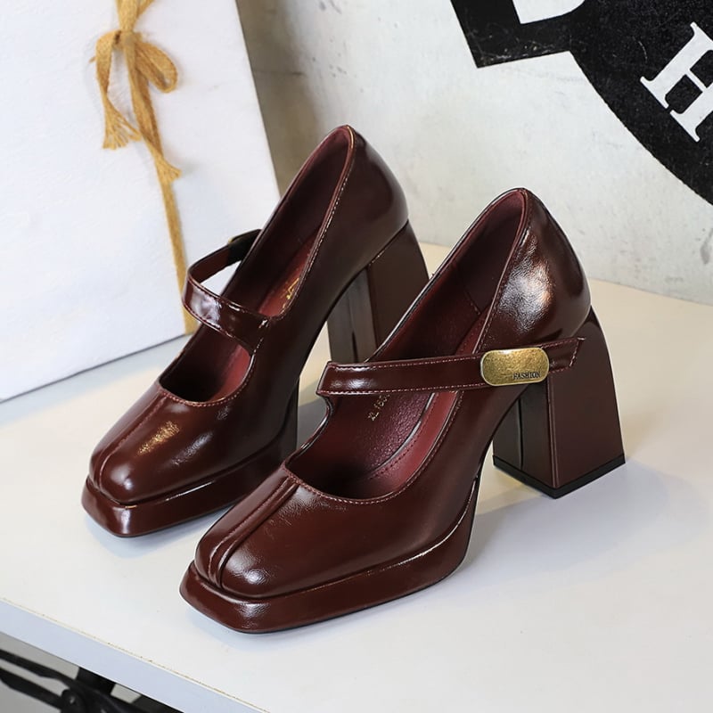 Ünnepi cipő, vintage stílus, PU felsőrész, négyszögletes orr, vastag sarka 6-8 cm