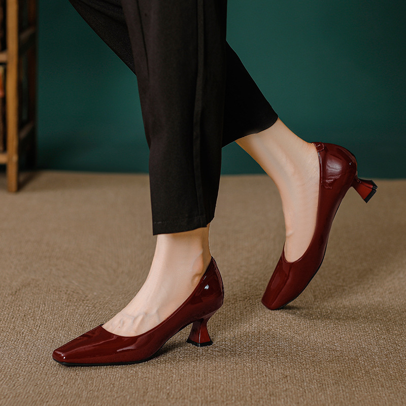 Női magas sarkú cipő, négyzetes orr, koreai stílus, 6-8 cm sark magasság, gumis talp, PU talpbetét