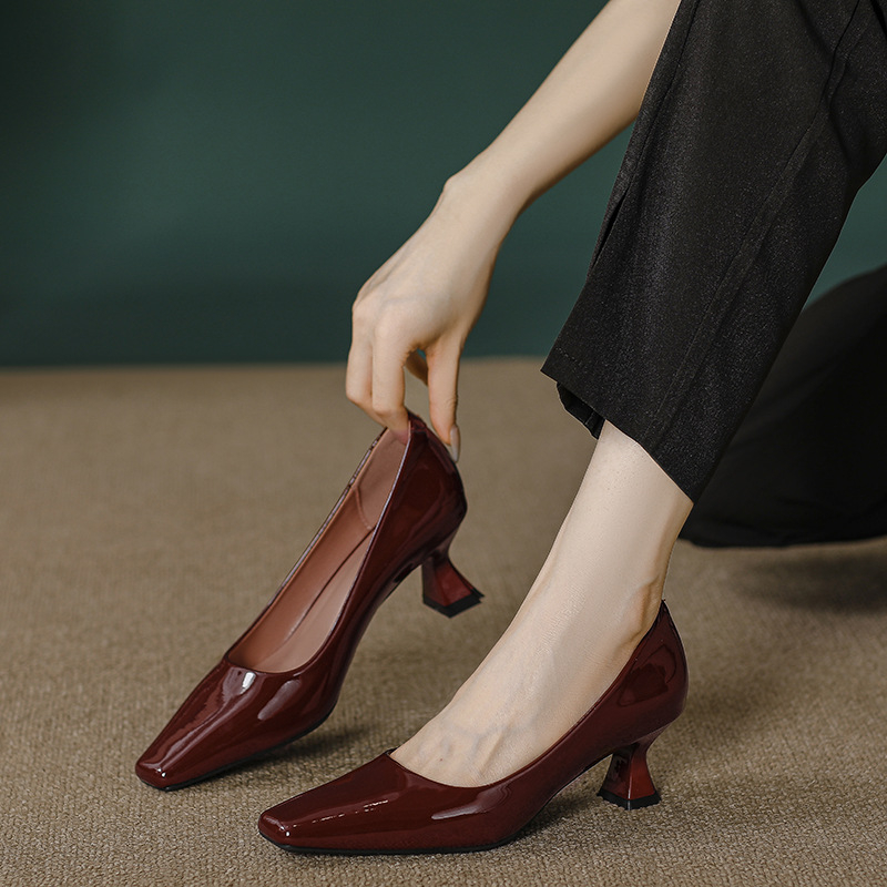 Női magas sarkú cipő, négyzetes orr, koreai stílus, 6-8 cm sark magasság, gumis talp, PU talpbetét