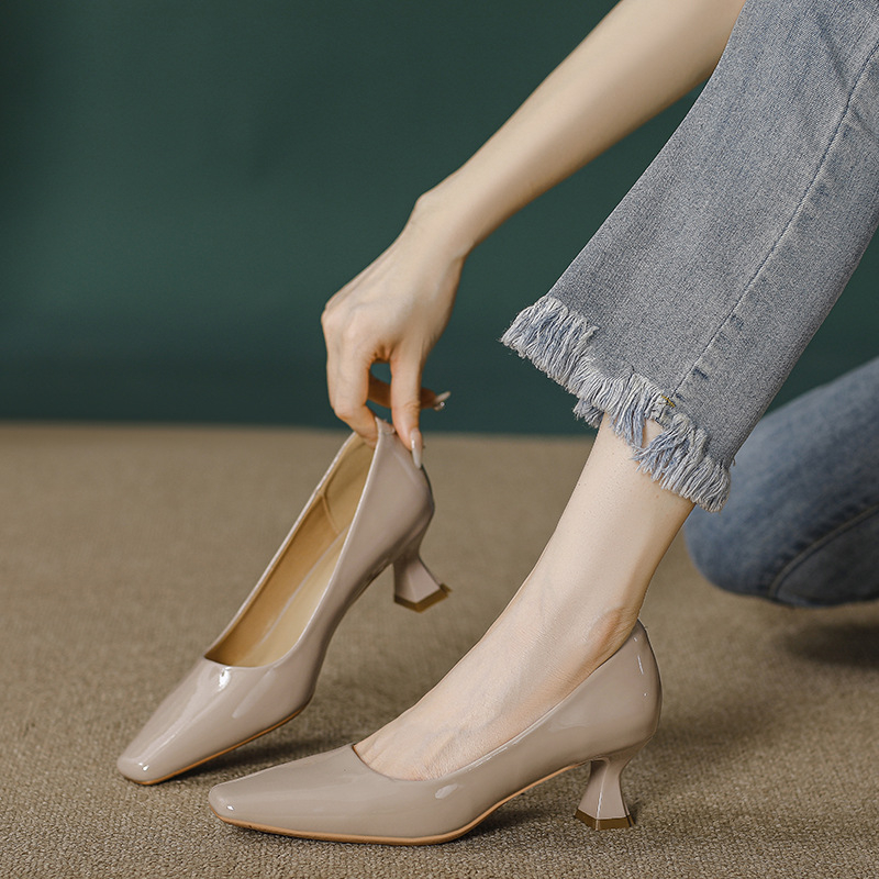 Női magas sarkú cipő, négyzetes orr, koreai stílus, 6-8 cm sark magasság, gumis talp, PU talpbetét