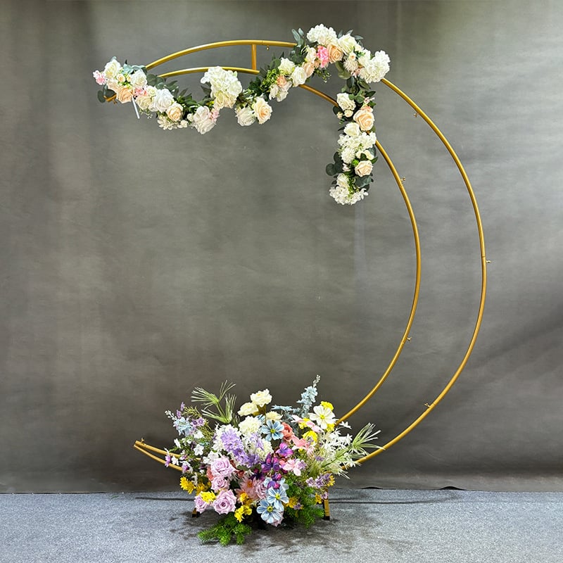 Vjenčani luk od kovanog željeza s dekorom od svilenih cvjetova