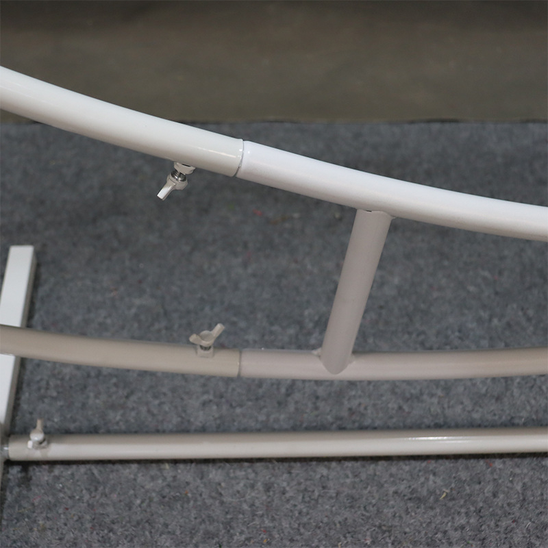 Vjenčani luk od kovanog željeza s dekorom od svilenih cvjetova