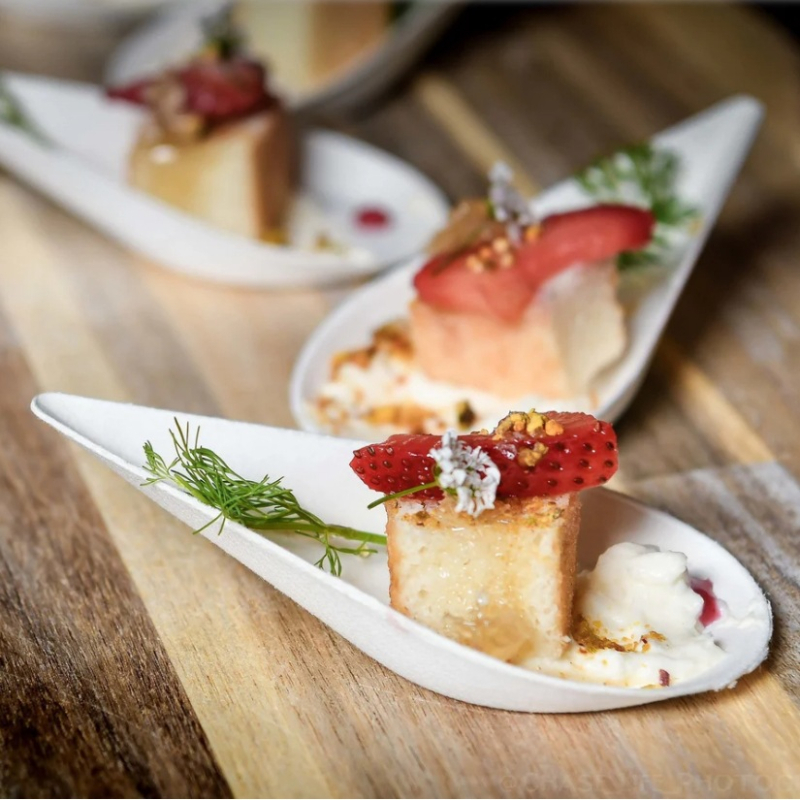 Vienreizējais šķīvītis no cukurniedru masas, pilienveidīgs formā, iespēja logotipa drukāšanai, bioloģiski noārdāms