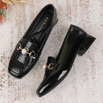 Női cipő vastag sarkú, négyszögletes orr, alacsony felső rész, bőr belső, gumi talp