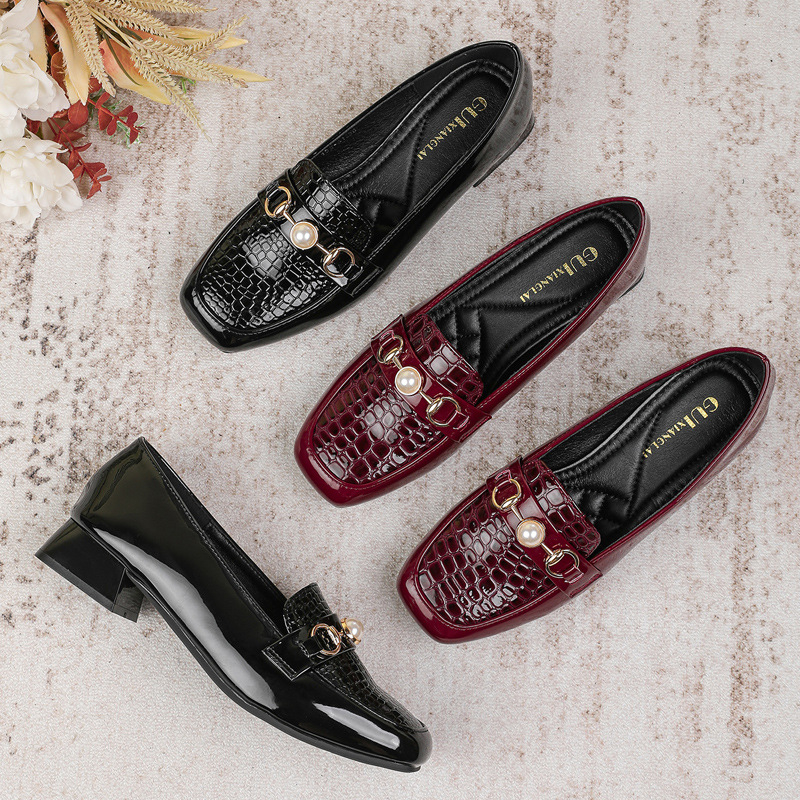 Női cipő vastag sarkú, négyszögletes orr, alacsony felső rész, bőr belső, gumi talp