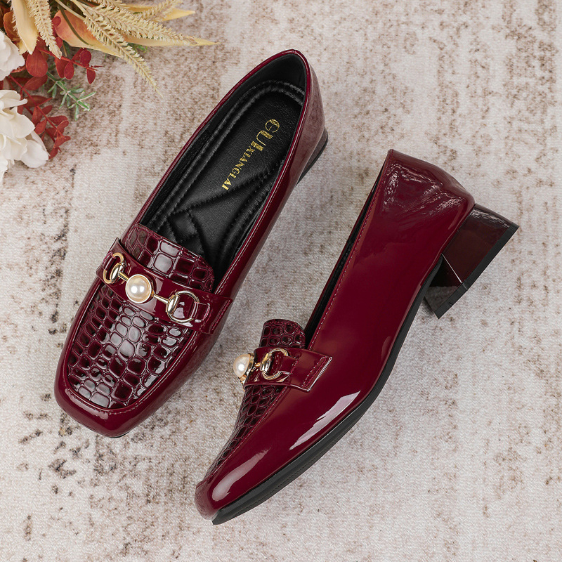 Női cipő vastag sarkú, négyszögletes orr, alacsony felső rész, bőr belső, gumi talp