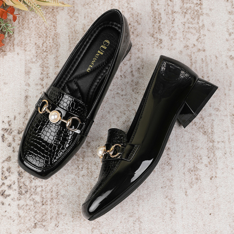 Női cipő vastag sarkú, négyszögletes orr, alacsony felső rész, bőr belső, gumi talp