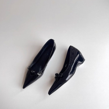 Női cipő alacsony sarkú, hegyes orrú, PU felsőrész, PU belső talp, gumírozott talp, varrott felsőrész