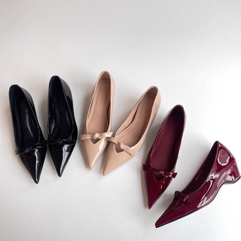 Női cipő alacsony sarkú, hegyes orrú, PU felsőrész, PU belső talp, gumírozott talp, varrott felsőrész