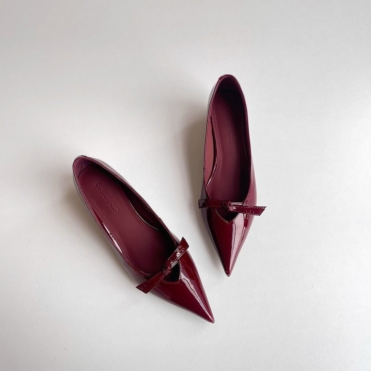 Női cipő alacsony sarkú, hegyes orrú, PU felsőrész, PU belső talp, gumírozott talp, varrott felsőrész