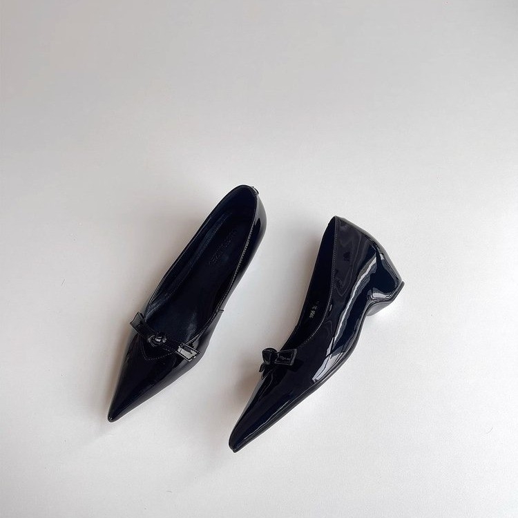 Női cipő alacsony sarkú, hegyes orrú, PU felsőrész, PU belső talp, gumírozott talp, varrott felsőrész