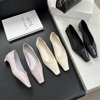 Pumpok – négyszögletes orrú, alacsony sarok 1–3 cm, vastag sarok, alacsony boka, gumitalp (belső mikroszálas talpbetét)