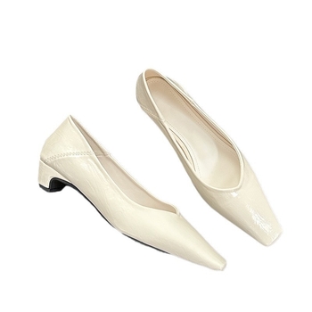 Pumpok – négyszögletes orrú, alacsony sarok 1–3 cm, vastag sarok, alacsony boka, gumitalp (belső mikroszálas talpbetét)