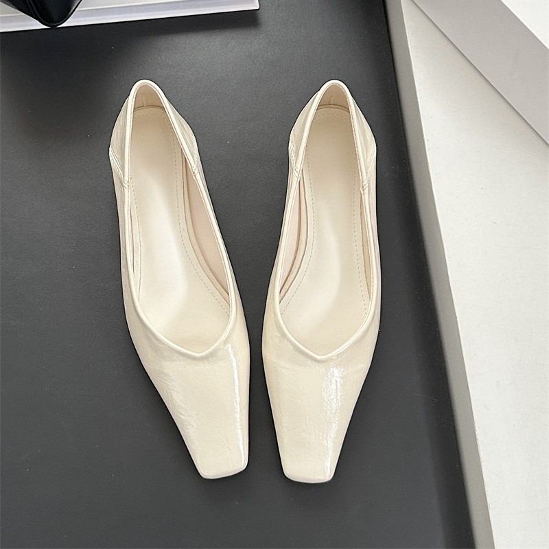 Pumpok – négyszögletes orrú, alacsony sarok 1–3 cm, vastag sarok, alacsony boka, gumitalp (belső mikroszálas talpbetét)