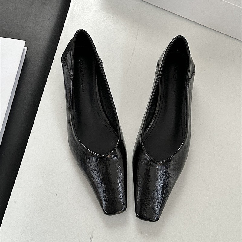 Pumpok – négyszögletes orrú, alacsony sarok 1–3 cm, vastag sarok, alacsony boka, gumitalp (belső mikroszálas talpbetét)