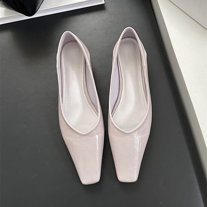 Pumpok – négyszögletes orrú, alacsony sarok 1–3 cm, vastag sarok, alacsony boka, gumitalp (belső mikroszálas talpbetét)