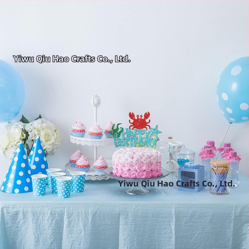 Krabi kookide dekoratsioonid mereloomade peoks — taevasinised lipukesed puidust pulkadel, paberlipukesed, masinaprindimine, ilma logota