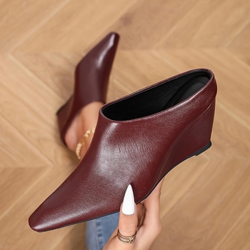 Lygios pado klumpės su kvadratine nosimi, veliūrinis viršus ir kanapių pynutos pado; pado storis 0–3 cm; visoms sezonoms.