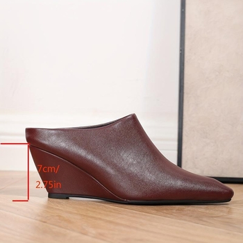 Lygios pado klumpės su kvadratine nosimi, veliūrinis viršus ir kanapių pynutos pado; pado storis 0–3 cm; visoms sezonoms.