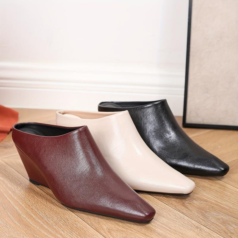 Lygios pado klumpės su kvadratine nosimi, veliūrinis viršus ir kanapių pynutos pado; pado storis 0–3 cm; visoms sezonoms.